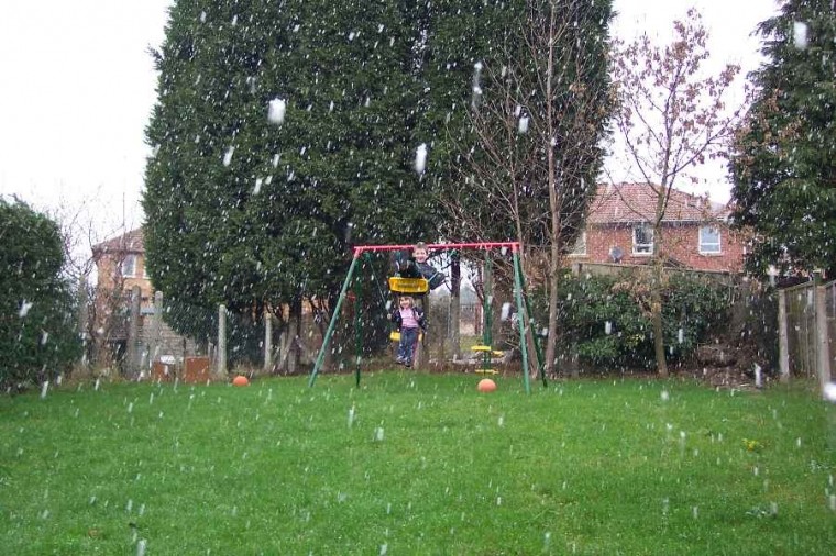 Snow_in_the_backyard.jpg