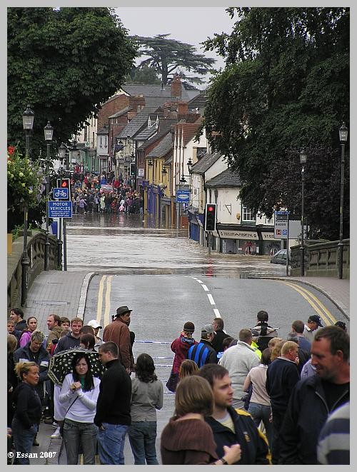 Crowds watch the flood waters in Evesham - 21 July