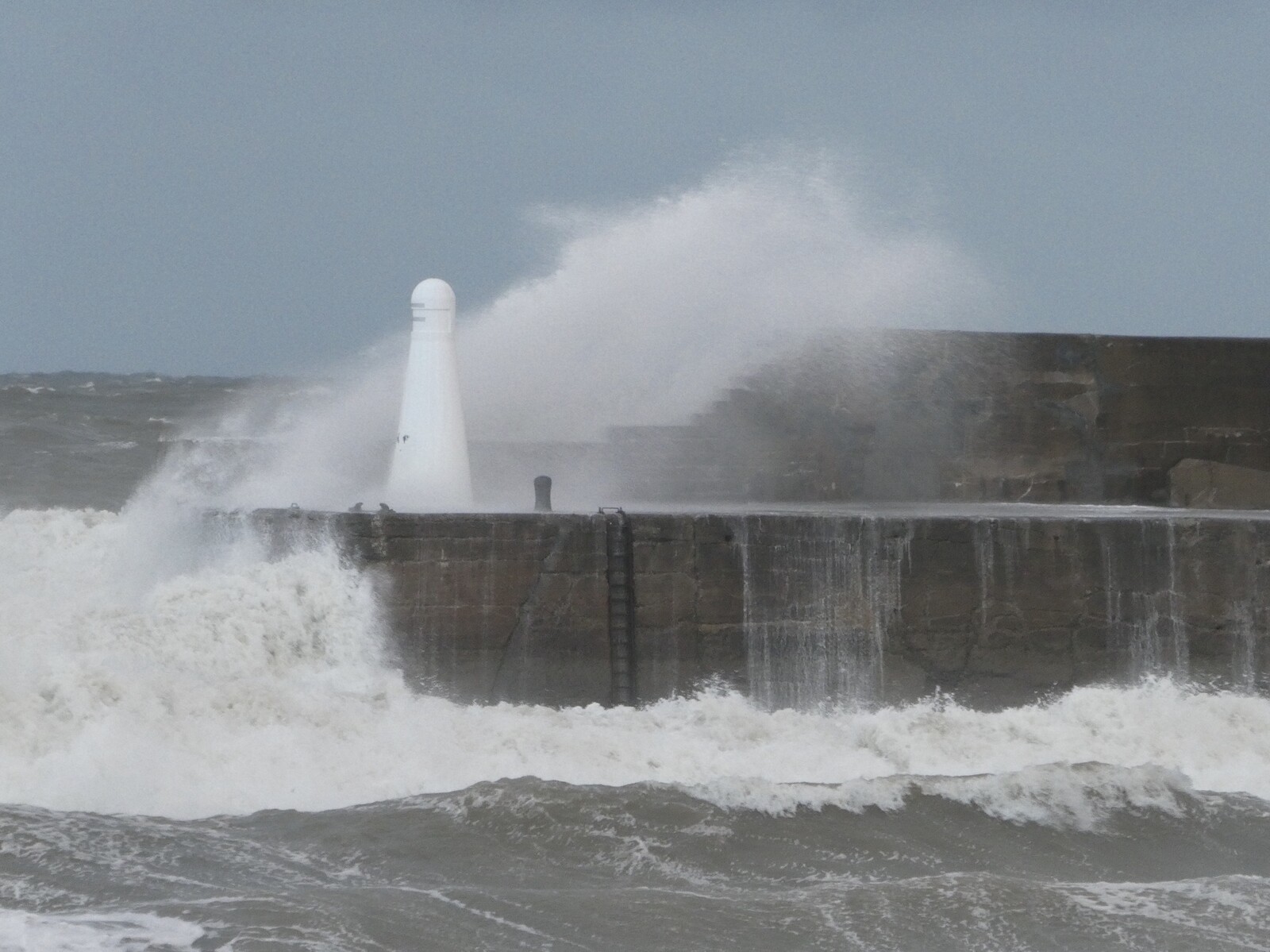 A big wave at Cullen harbour (27th November’21)